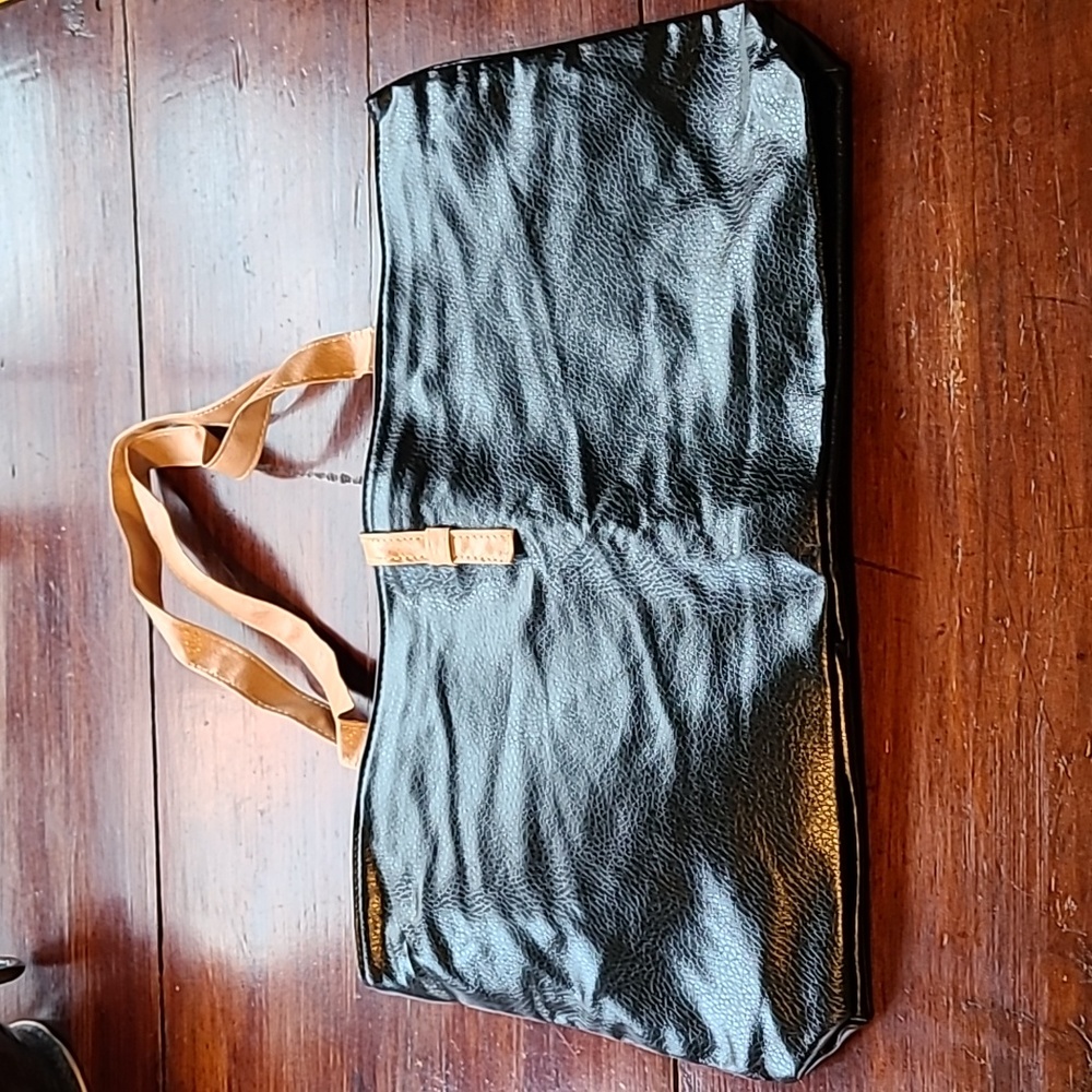 Nwot pleather handbag with attached purse. Extra pocket inside.